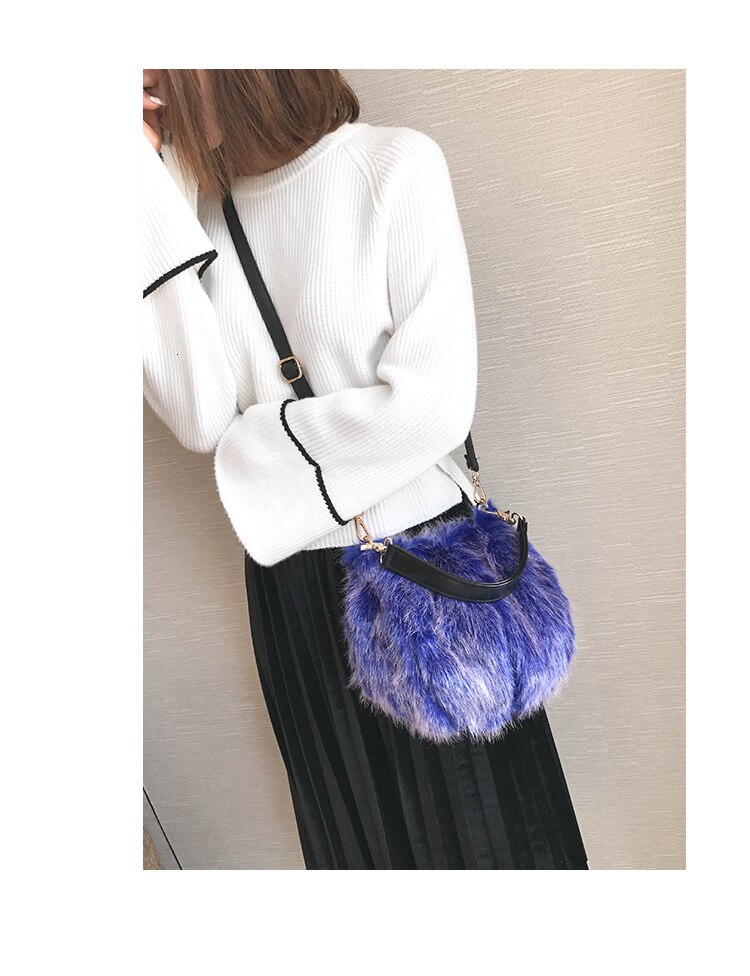 black fur handbolsa