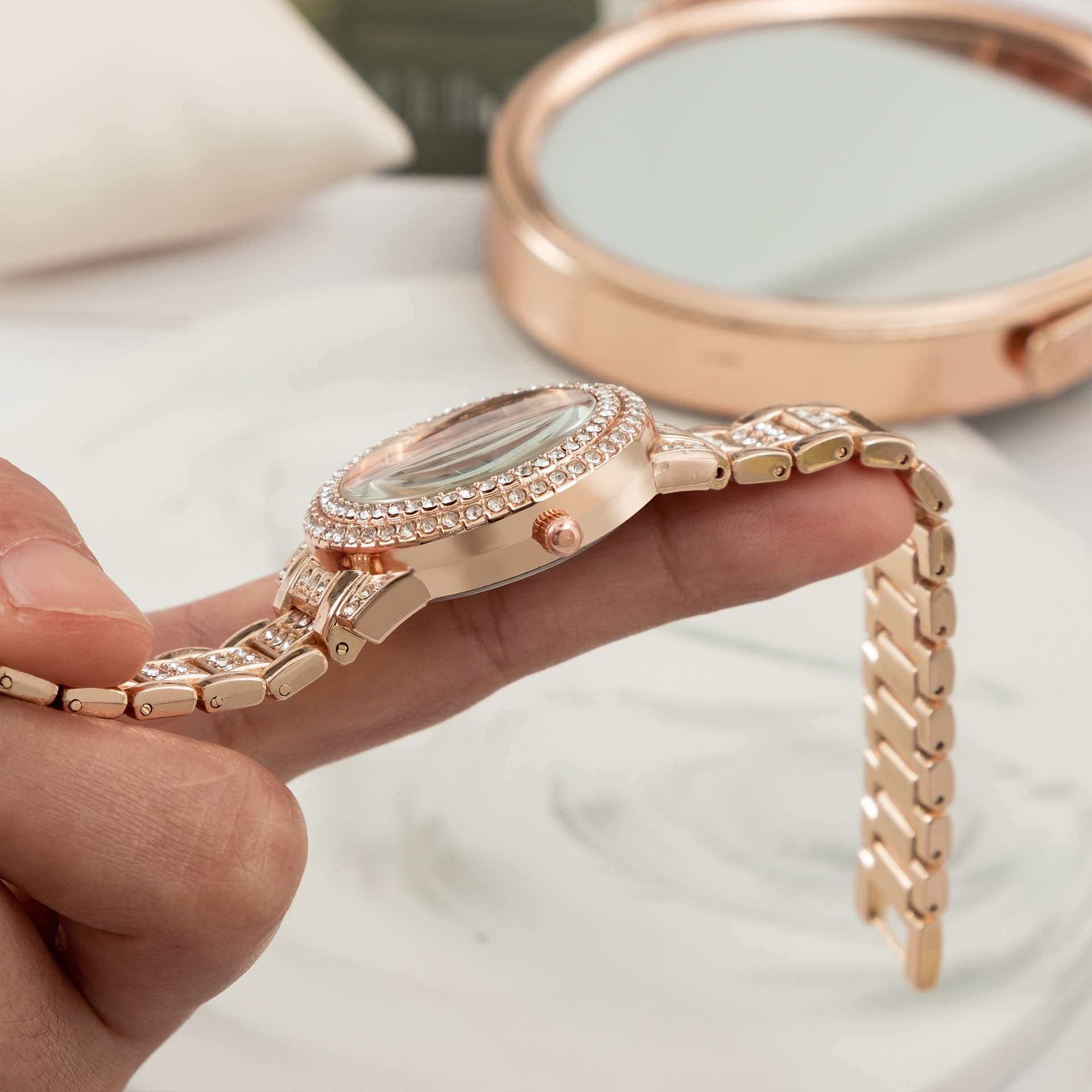 Montre à quartz Full Sky Star pour femme avec bracelet en acier entièrement diamanté et chiffres romains brillants_voghion.com