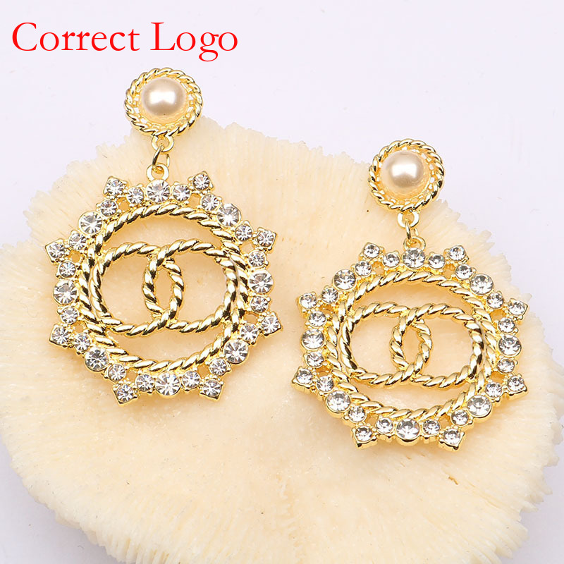 Klassische, hochwertige Double-C-Ohrringe im eleganten, raffinierten Stil mit Diamantbesatz und Hohlschliff – perfekt für mondäne Looks._voghion.com