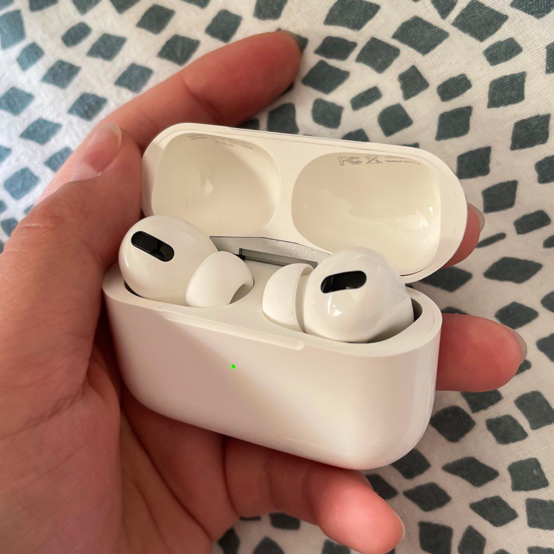 IVON AirPods Stereo Wireless Earbuds High Quality Sounds & Bass Guaranteed. 