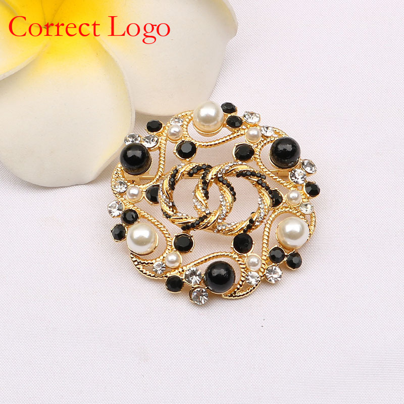 Hochwertige Vintage-Brosche aus europäischer und amerikanischer Hoflegierung mit hohlen Perlen, elegante und schlichte Anstecknadel für Anzüge._voghion.com