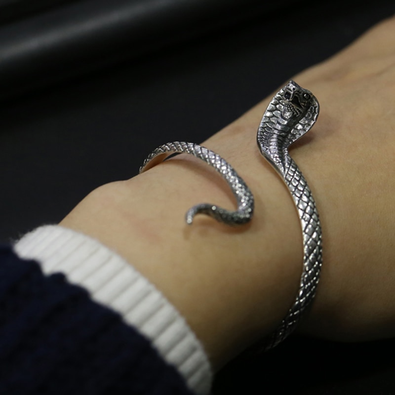 Змей браслет купить. Браслет змейка серебро. Браслет змея. Браслет в виде змеи. Змеиный браслет.