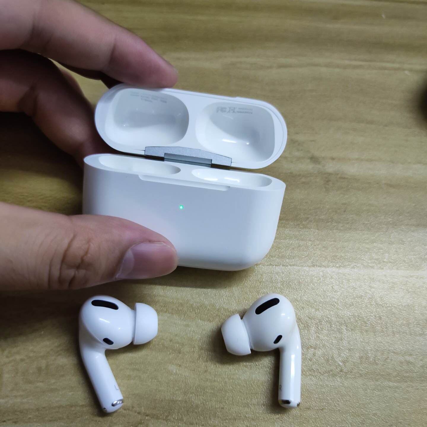 IVON AirPods Stereo Wireless Earbuds High Quality Sounds & Bass Guaranteed. 