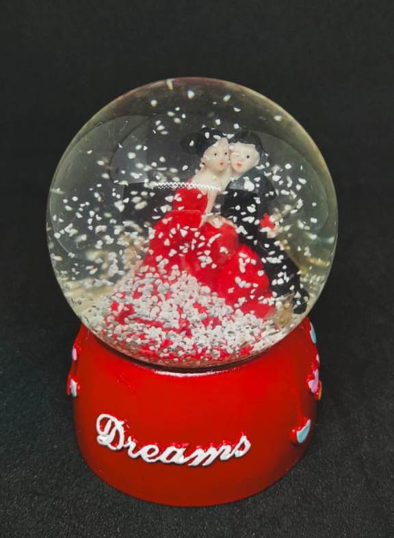 Valentines Gift -Small 10Cm  Unique Arts Love Couple in Crystal Glass Ball showpiece. 