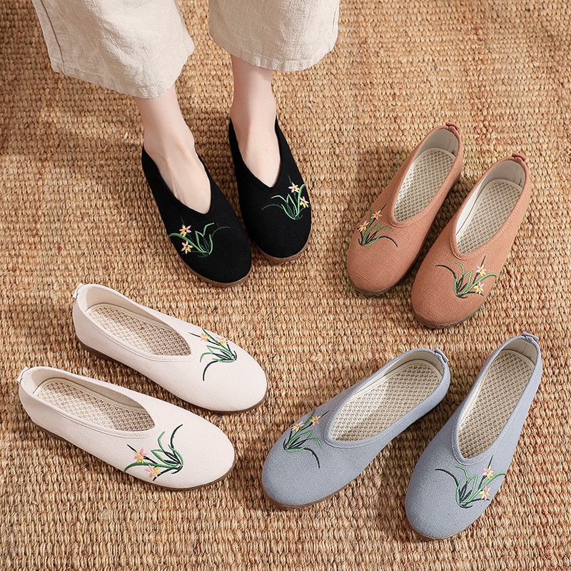 Soft Canvas Shoes Women Traditional Embroidered Shoes Lightweight Walking Sneakers Lady Girls Non Slip Summer Breathable Flats. 