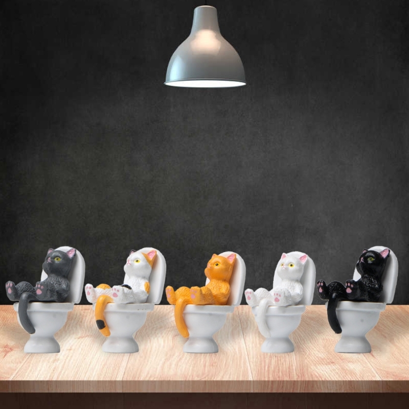 448B Cat on Toilet Resin Action Figure Home Decorations Dollhouse Landscape Accessories Mini Garden Ornament Desktop Model. 