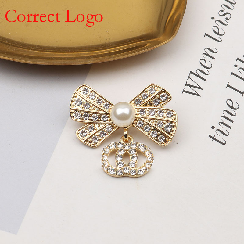 2024 Neuer Modetrend in Top-Qualität: Koreanischer Stil – Doppel-C-Brosche mit Diamanten und Perlen, Schmetterlingsmotiv, elegant und schlicht._voghion.com