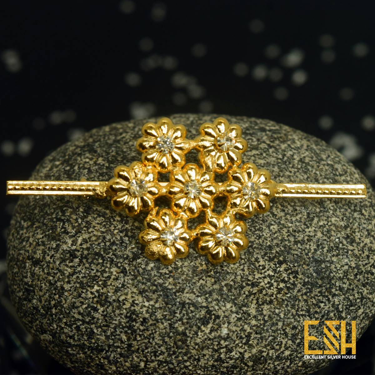 Gold saree brooch on sale designs