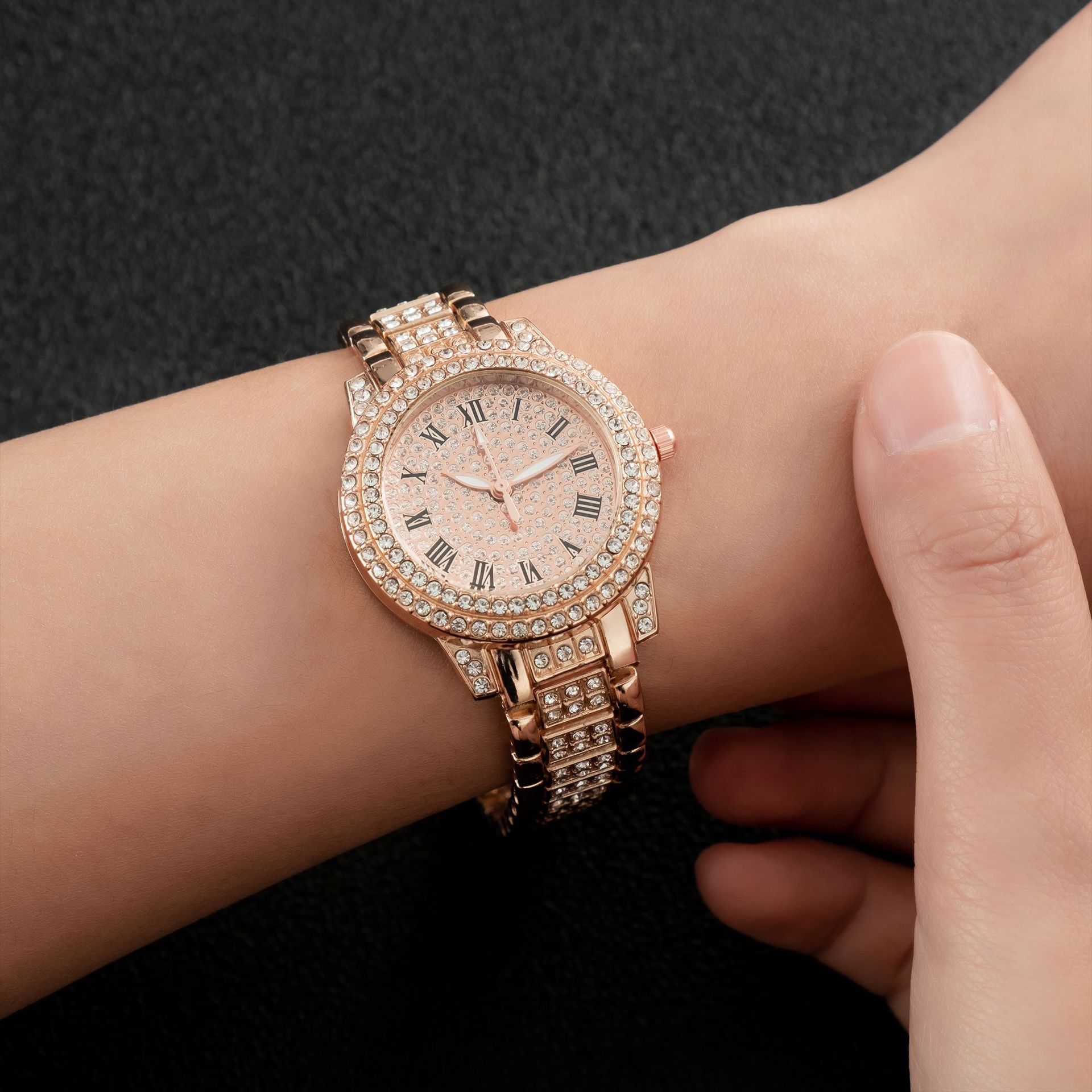 Montre à quartz Full Sky Star pour femme avec bracelet en acier entièrement diamanté et chiffres romains brillants_voghion.com