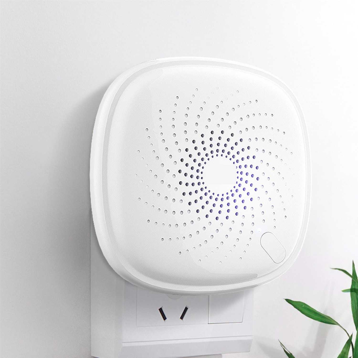 Two in one plug-in mini air purifier ozone deodorization. 