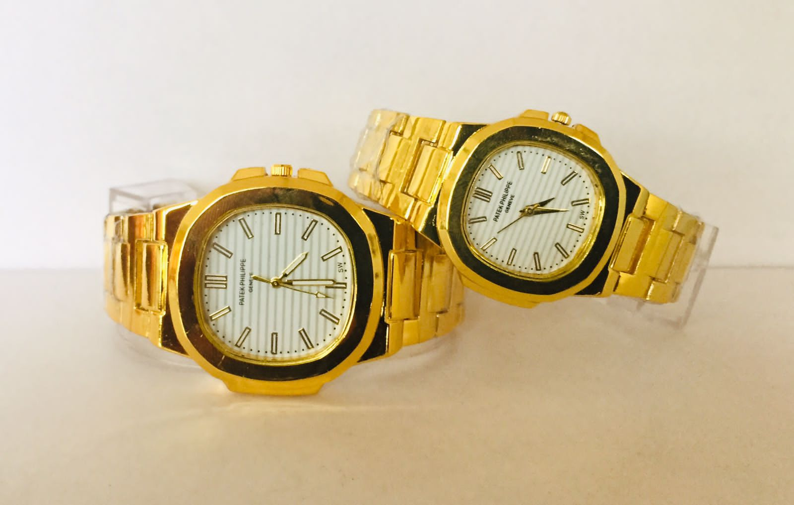 couple watch gold colour