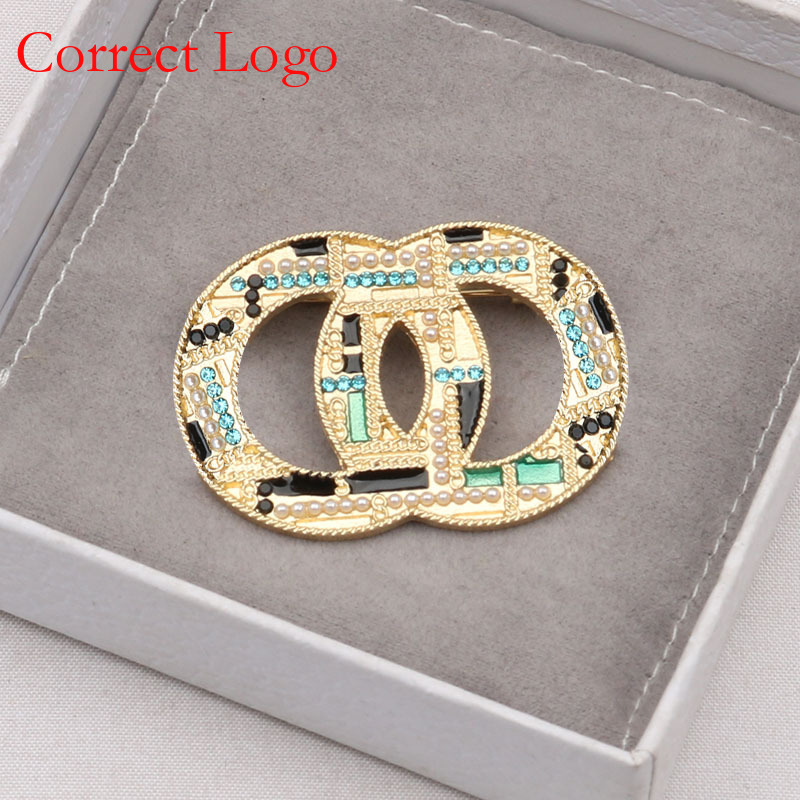 Vintage Chanel-stijl/dubbele C broche met hoogwaardige parels en gekleurde diamanten, retro, veelzijdige en trendy broche._voghion.com