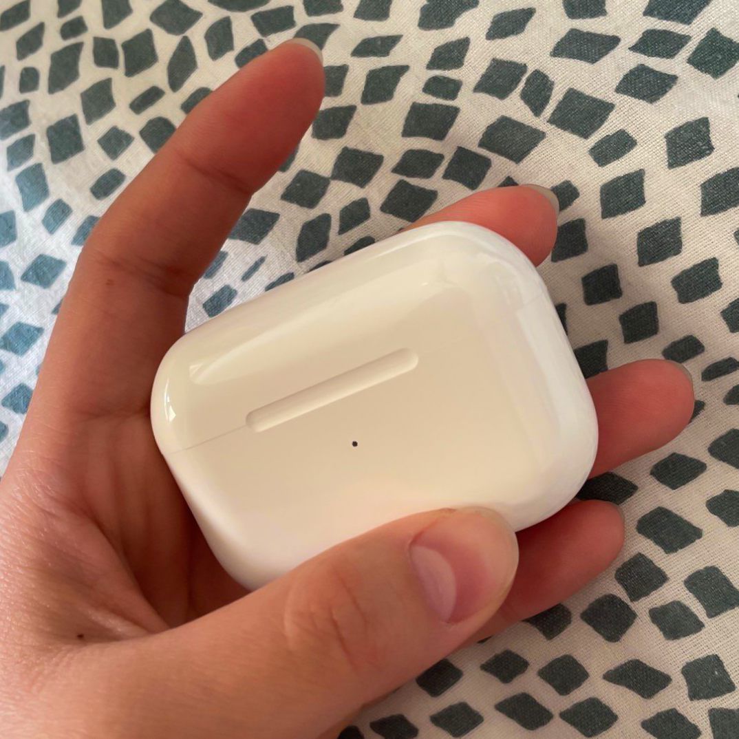 IVON AirPods Stereo Wireless Earbuds High Quality Sounds & Bass Guaranteed. 