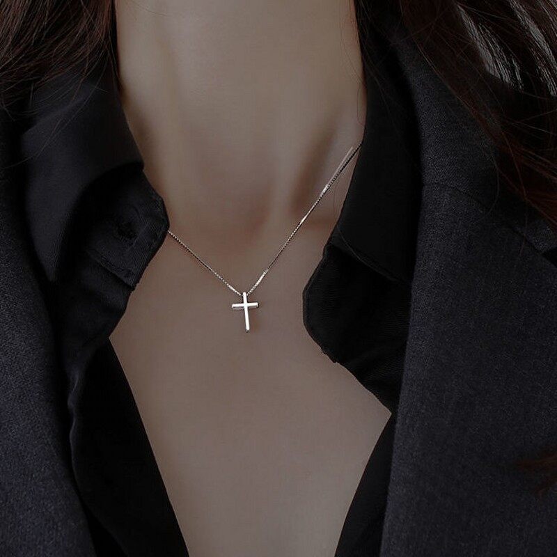 Exquisite Cross Pendant Necklace For Women Simple Personality Alloy Clavicle Chain Necklace Fashion Women Gift. 