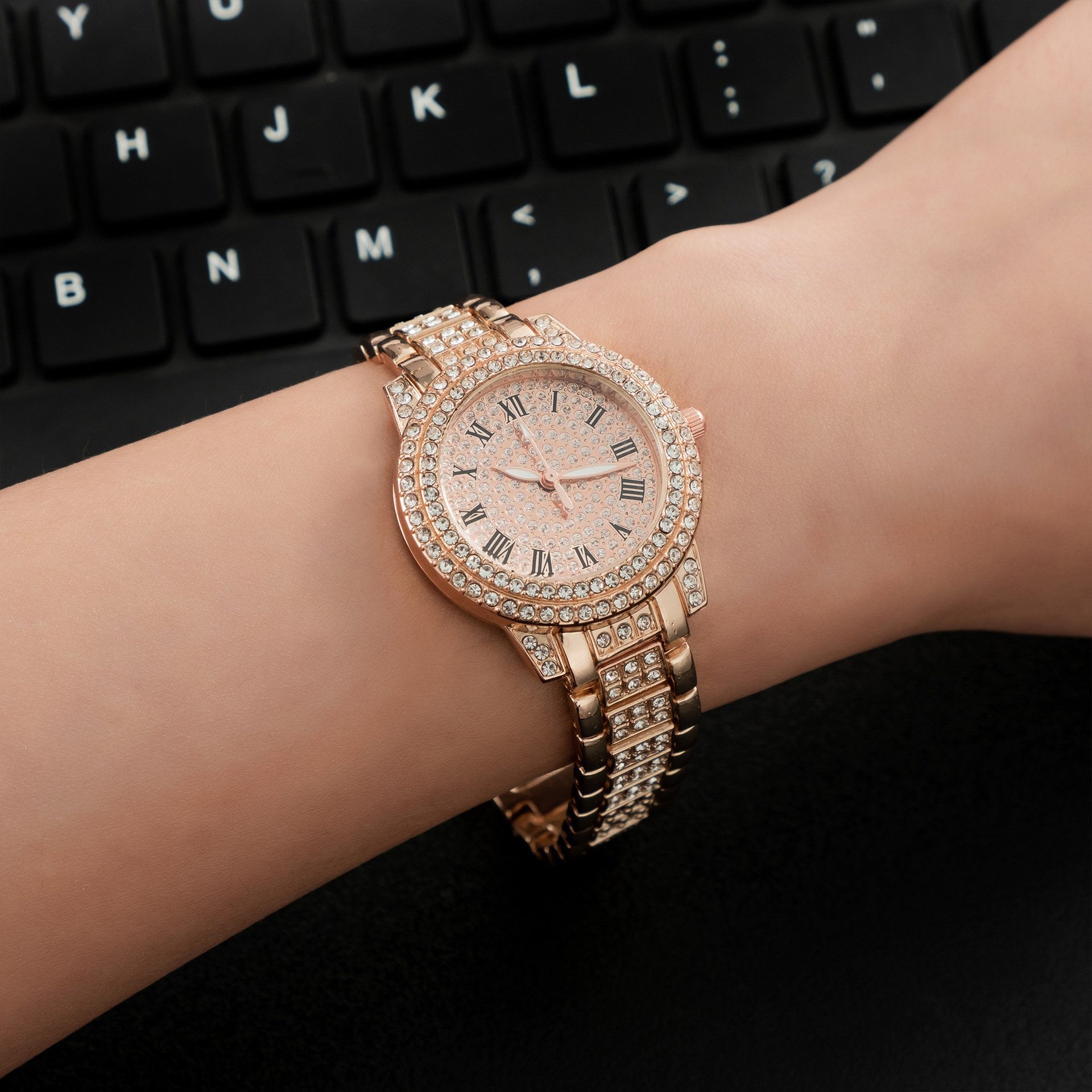 Montre à quartz Full Sky Star pour femme avec bracelet en acier entièrement diamanté et chiffres romains brillants_voghion.com