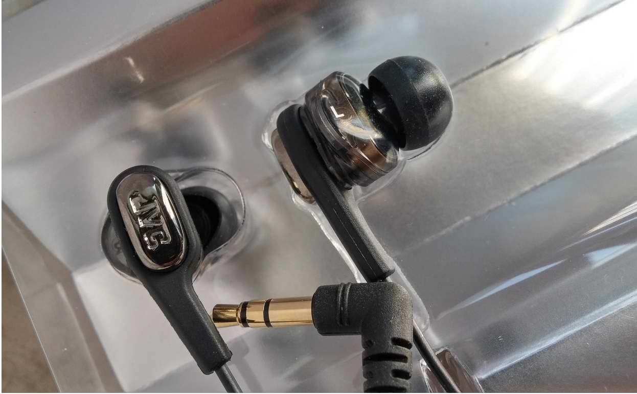 JVC Victor HA-FXT90 In-ear Stereo Headphones  Earphone [100% Genuine]. 