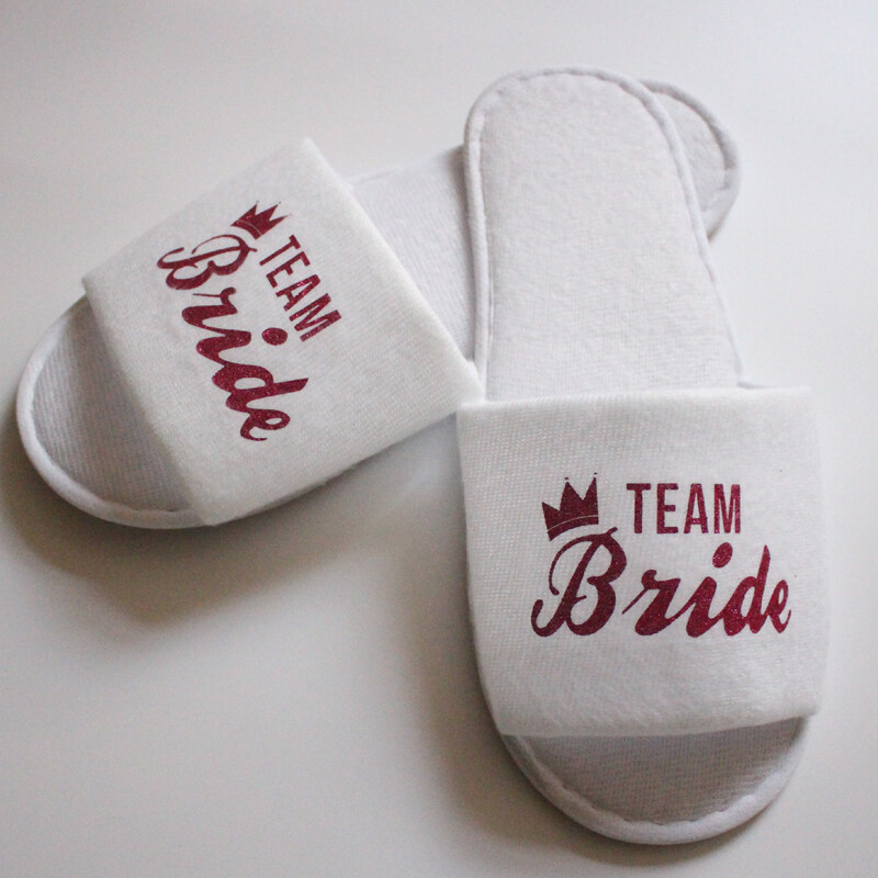 【WEJA】1pair Guest Hotel Slippers Wedding Party Team Bride Slipper Hotel Travel Spa Shoes New Gold Glitter Letter Flip Flop. 