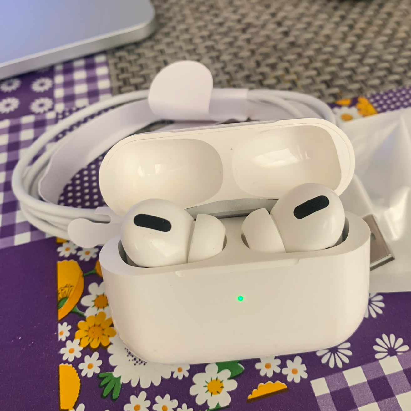 IVON AirPods Stereo Wireless Earbuds High Quality Sounds & Bass Guaranteed. 
