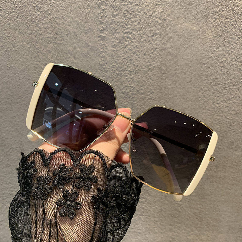 Korean version of the new big box square tide online celebrity sunglasses female face shading street sunglasses.. 