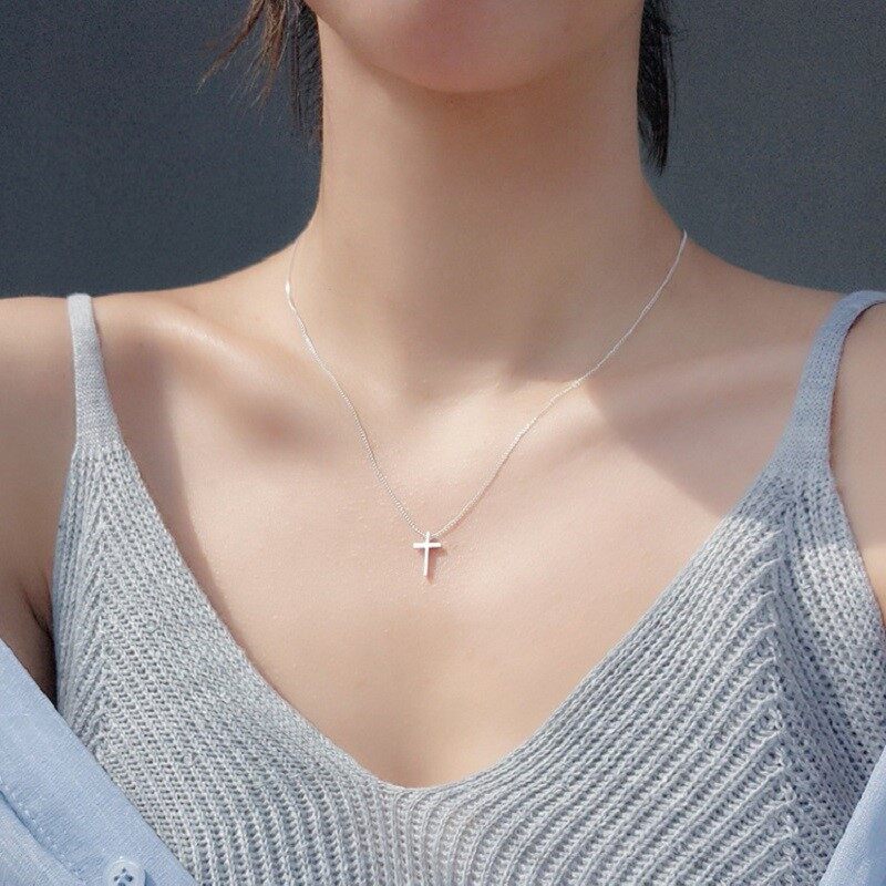 Exquisite Cross Pendant Necklace For Women Simple Personality Alloy Clavicle Chain Necklace Fashion Women Gift. 