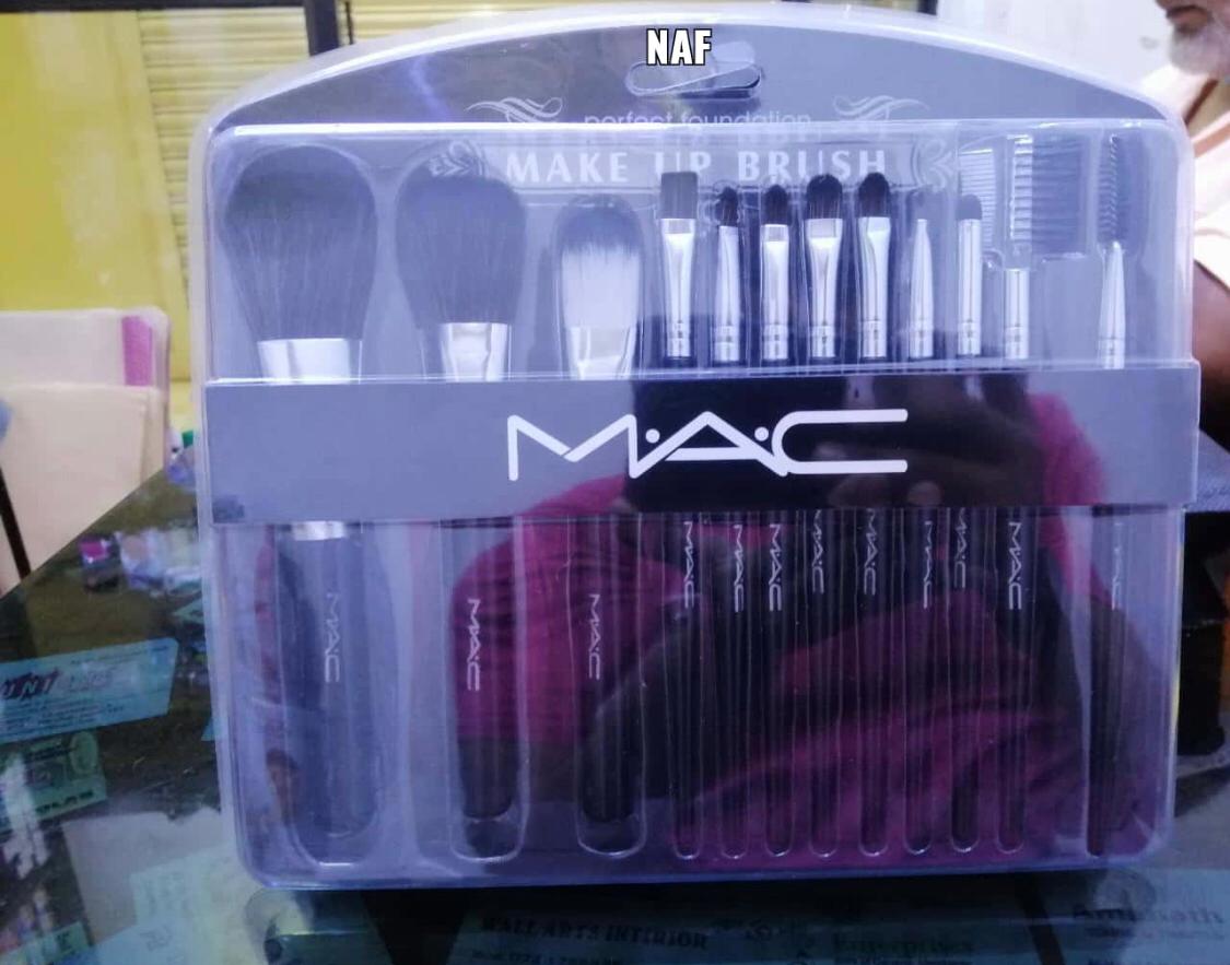 MAC Makeup Brush Set -12 Pieces. 
