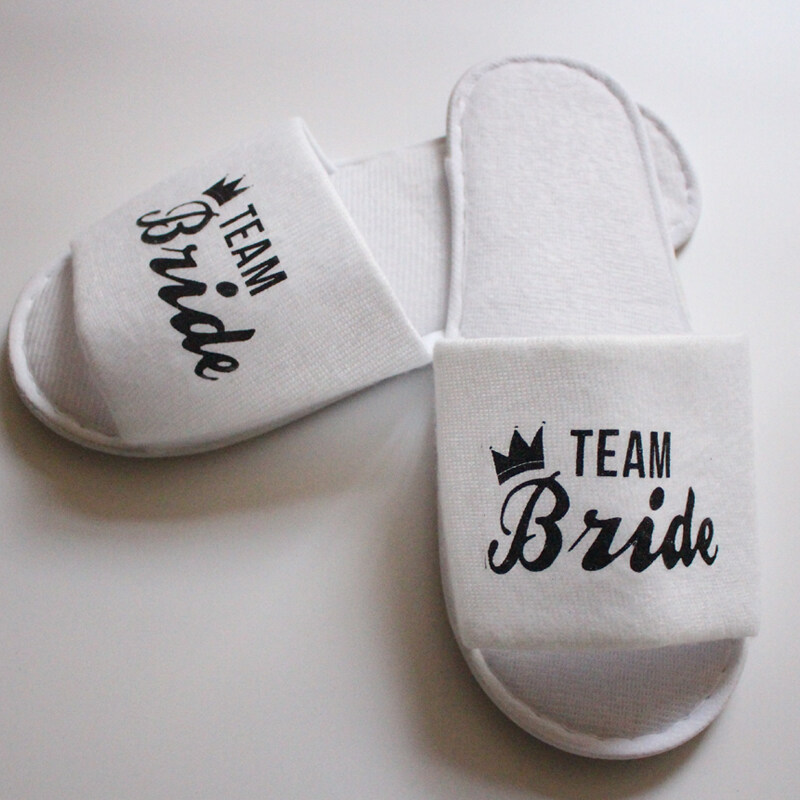 【WEJA】1pair Guest Hotel Slippers Wedding Party Team Bride Slipper Hotel Travel Spa Shoes New Gold Glitter Letter Flip Flop. 