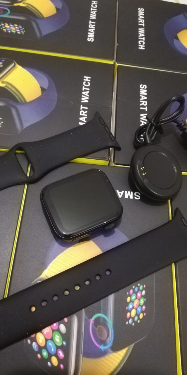 I7 Plus Smart Watch. 